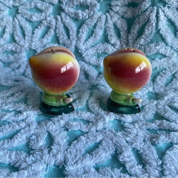 Vintage anthropomorphic salt & pepper shaker set sweet sad peaches fruits - Picture 3 of 6